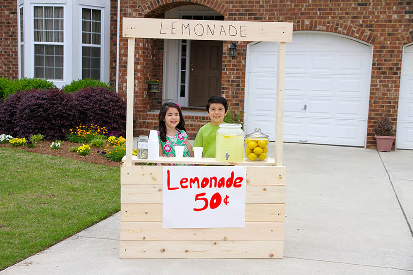 kids at lemonade stand-encourage teens to become entrepreneurs